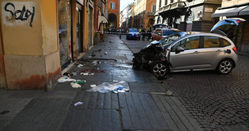 videofoto sapte persoane ranite dupa ce o masina a intrat in multime in centrul orasului modena din italiei doua sunt in stare grava 6a08b26d07581
