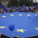 videofoto sute de oameni s au strans la un mars de ziua europei in centrul capitalei manifestantii au ajuns in piata victoriei 69ff784103e94