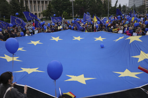 videofoto sute de oameni s au strans la un mars de ziua europei in centrul capitalei manifestantii au ajuns in piata victoriei 69ff784103e94