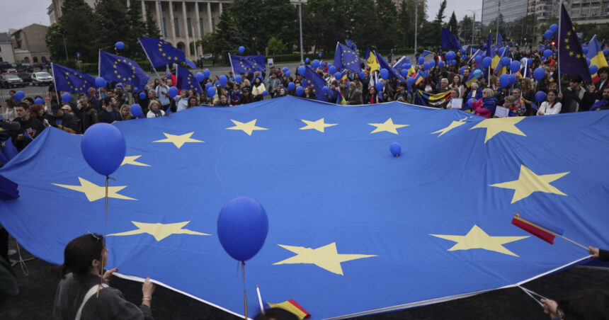 videofoto sute de oameni s au strans la un mars de ziua europei in centrul capitalei manifestantii au ajuns in piata victoriei 69ff784103e94