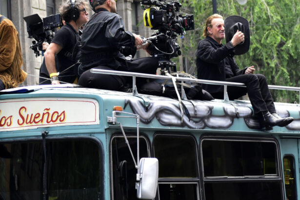 videofoto u2 spectacol pe strazile din mexico city pentru filmarile noului single al trupei street of dreams 6a05785d33a23