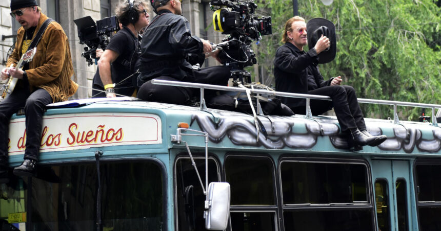 videofoto u2 spectacol pe strazile din mexico city pentru filmarile noului single al trupei street of dreams 6a05785d33a23