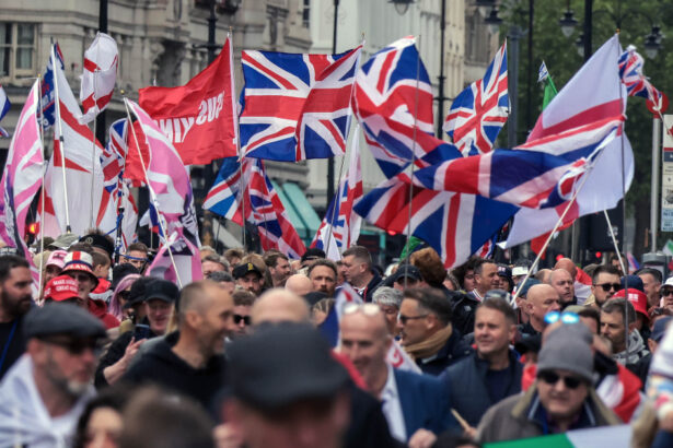 videofoto zeci de mii de oameni la doua marsuri rivale la londra protest anti imigratie si unul pro palestinian 4 000 de politisti mobilizati 6a087a6514aa3