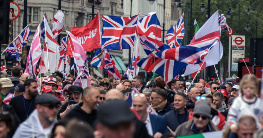 videofoto zeci de mii de oameni la doua marsuri rivale la londra protest anti imigratie si unul pro palestinian 4 000 de politisti mobilizati 6a087a6514aa3