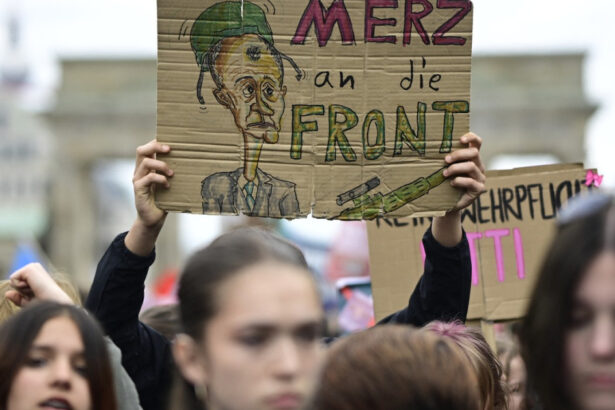 zeci de mii de elevi au protestat impotriva reintroducerii serviciului militar obligatoriu in germania 69fe29aca692f