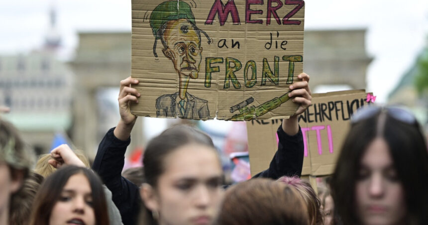 zeci de mii de elevi au protestat impotriva reintroducerii serviciului militar obligatoriu in germania 69fe29aca692f
