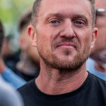 activistul de extrema dreapta tommy robinson a fost retinut pe aeroportul heathrow in temeiul legilor antiteroriste 6a2ea75b05f0b