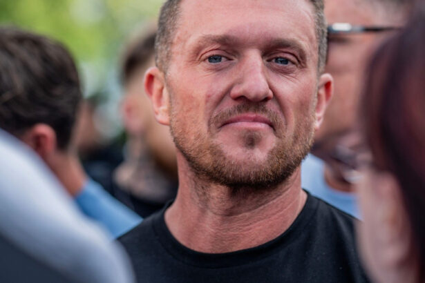 activistul de extrema dreapta tommy robinson a fost retinut pe aeroportul heathrow in temeiul legilor antiteroriste 6a2ea75b05f0b