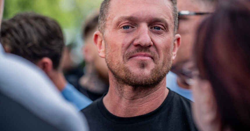 activistul de extrema dreapta tommy robinson a fost retinut pe aeroportul heathrow in temeiul legilor antiteroriste 6a2ea75b05f0b