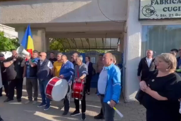 angajatii fabricii de arme cugir au intrat in greva spontana a doua zi de protest pentru ca nu au fost platiti 6a324b57e72fe
