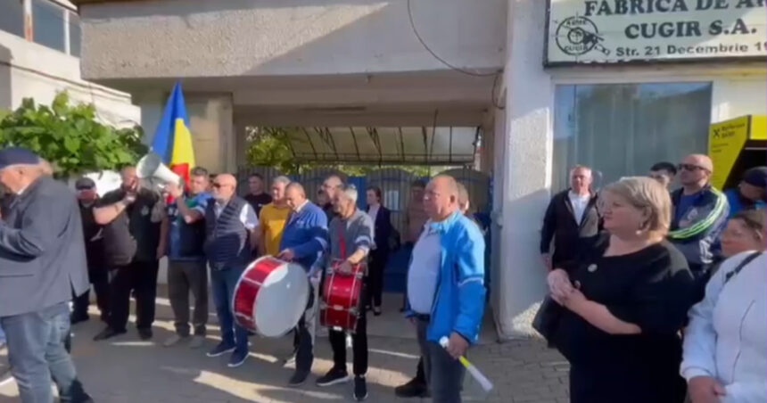 angajatii fabricii de arme cugir au intrat in greva spontana a doua zi de protest pentru ca nu au fost platiti 6a324b57e72fe