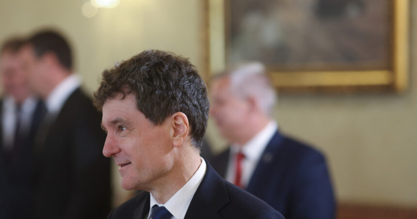 ce a spus nicusor dan despre incercarile partidelor de a racola parlamentari intrati pe listele partidelor extremiste 6a43cebc54d39