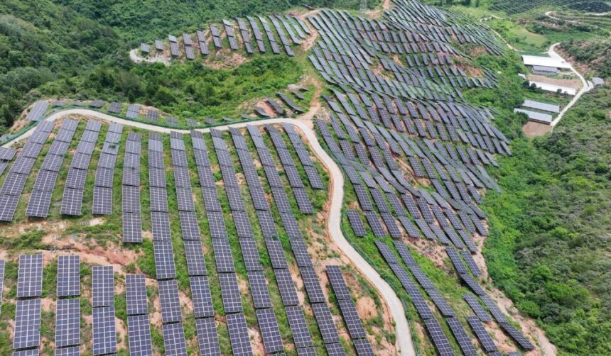 china ridica un zid solar de 400 de kilometri prin desert calul urias cu 196 320 de panouri se vede din satelit si a intrat in cartea recordurilor 6a323508cb118