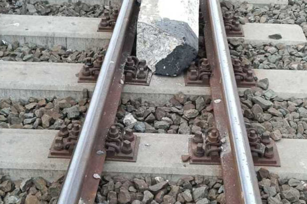 constanta un element de beton asezat pe calea ferata a fost lovit de un tren a existat riscul deraierii 6a33eda4ba962