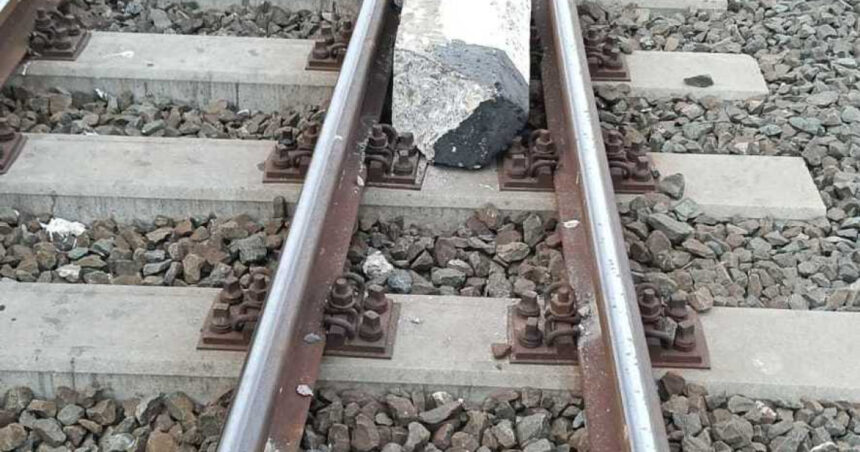 constanta un element de beton asezat pe calea ferata a fost lovit de un tren a existat riscul deraierii 6a33eda4ba962