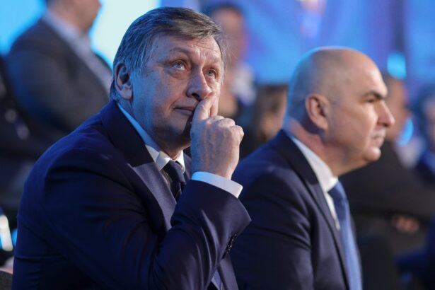 crin antonescu asistam la o bolojeniada la un circ care nu se mai termina bolojan a fost un prim ministru foarte slab un demagog destul de rudimentar 6a3028dbb103f