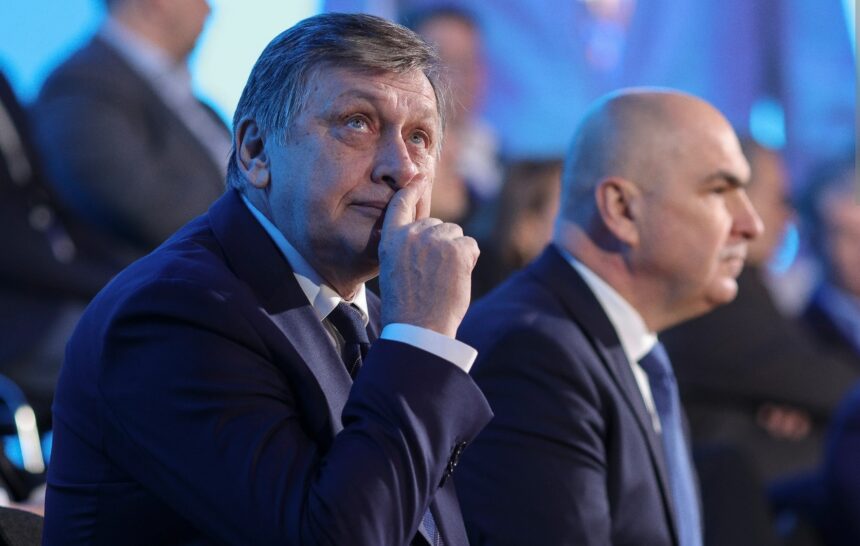 crin antonescu asistam la o bolojeniada la un circ care nu se mai termina bolojan a fost un prim ministru foarte slab un demagog destul de rudimentar 6a3028dbb103f