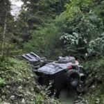 doua persoane au fost ranite dupa ce au cazut cu masina intr o rapa de aproximativ 10 12 metri in judetul bacau 6a3edfa857cb7
