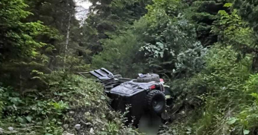 doua persoane au fost ranite dupa ce au cazut cu masina intr o rapa de aproximativ 10 12 metri in judetul bacau 6a3edfa857cb7
