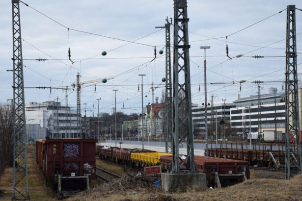 doua vagoane ale unui tren de marfa au cazut de pe un pod in munchen o persoana a fost grav ranita 6a36354b7e6de
