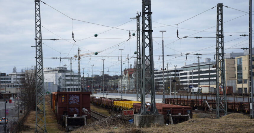 doua vagoane ale unui tren de marfa au cazut de pe un pod in munchen o persoana a fost grav ranita 6a36354b7e6de