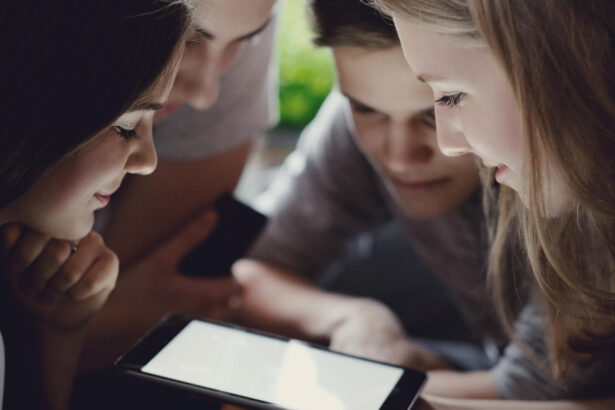 eurobarometru 44 dintre adolescentii romani spun ca petrec prea mult timp in fata ecranelor ce fac pentru a se proteja online 6a31a2d256f3c