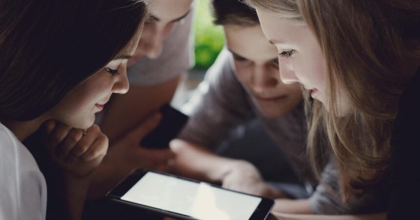 eurobarometru 44 dintre adolescentii romani spun ca petrec prea mult timp in fata ecranelor ce fac pentru a se proteja online 6a31a2d256f3c