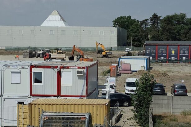 foto video fratii paval sunt tanc construiesc un magazin dedeman chiar sub nasul hornbach cu mcdrive in incinta investitiei 6a3c533a69e37