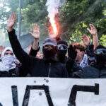 galerie foto proteste violente la geneva inainte de summitul g7 o tesla incendiata un sediu onu spart politistii au folosit gaze lacrimogene 6a2faf03e5e4c
