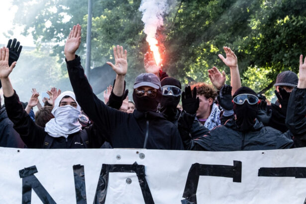 galerie foto proteste violente la geneva inainte de summitul g7 o tesla incendiata un sediu onu spart politistii au folosit gaze lacrimogene 6a2faf03e5e4c