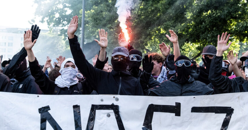 galerie foto proteste violente la geneva inainte de summitul g7 o tesla incendiata un sediu onu spart politistii au folosit gaze lacrimogene 6a2faf03e5e4c