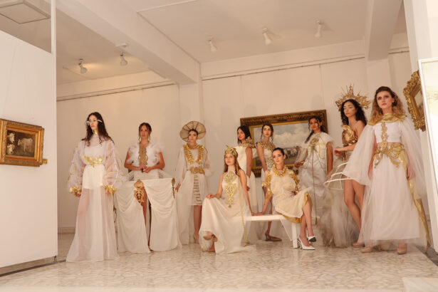 galerie foto tinute inspirate de familia regala si lucrari de arta realizate de elevi expuse la constanta 6a35395bae92a