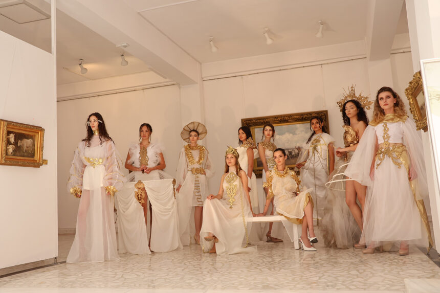 galerie foto tinute inspirate de familia regala si lucrari de arta realizate de elevi expuse la constanta 6a35395bae92a