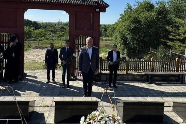 ilie bolojan a depus o coroana la manastirea eroilor romani de la tiganca republica moldova in memoria soldatilor morti in 1941 6a2e27c3b4c8a