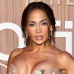 jennifer lopez aparitie cu decolteu generos la premiera filmului office romance sanii abia ii incapeau in corset 6a25311210280