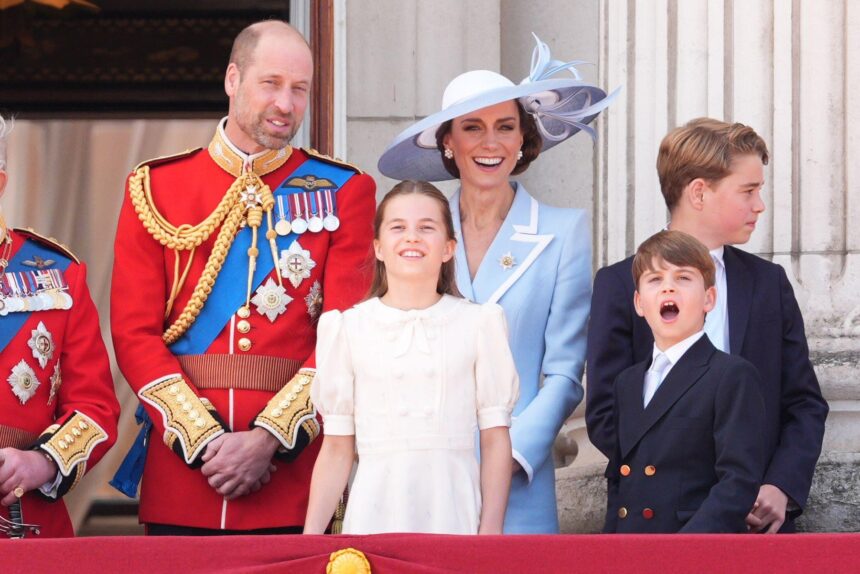 micul rebel al familiei regale din nou in centrul atentiei gestul facut de printul louis la parada militara dedicata regelui charles al iii lea 6a2e6b8b0fc5a