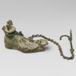 o lampa din bronz in forma de picior incaltat veche de 1 600 de ani ascunde simboluri crestine 6a3bfa03ca14d