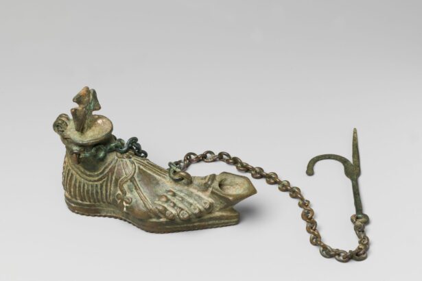 o lampa din bronz in forma de picior incaltat veche de 1 600 de ani ascunde simboluri crestine 6a3bfa03ca14d