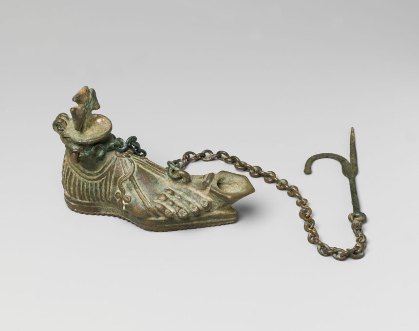 o lampa din bronz in forma de picior incaltat veche de 1 600 de ani ascunde simboluri crestine 6a3bfa03ca14d