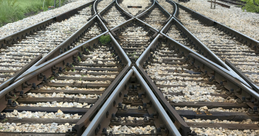 pericol pe calea ferata in suceava scanduri de lemn au fost gasite perpendicular pe sine un tren la un pas de tragedie 6a42165214a6f