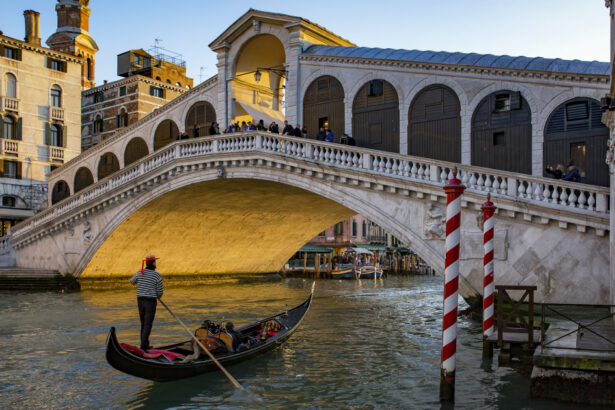 primarul venetiei vrea o taxa de cinci ori mai mare pentru turistii care viziteaza orasul o zi 6a356928e40a6