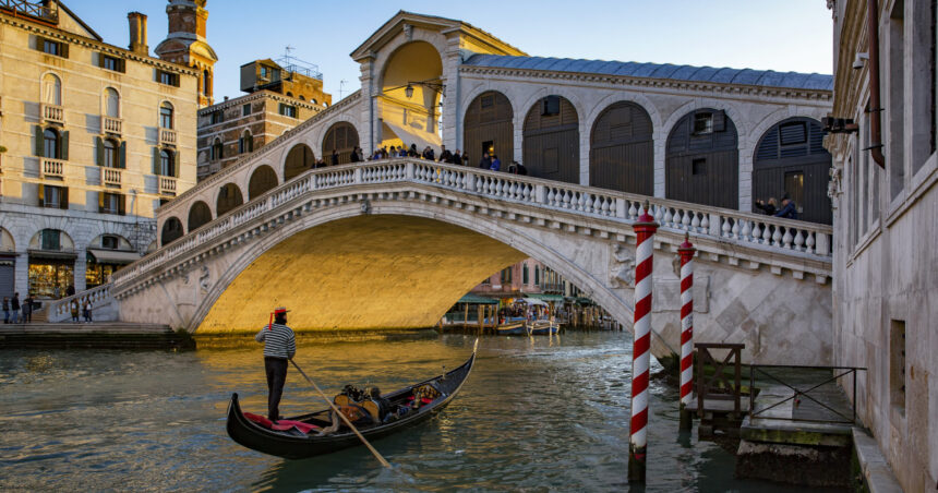 primarul venetiei vrea o taxa de cinci ori mai mare pentru turistii care viziteaza orasul o zi 6a356928e40a6