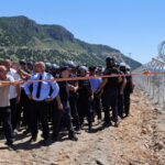 protestatarii albanezi au smuls gardurile santierului unde familia trump urmeaza sa construiasca un resort turistic de lux 6a2e6b95d9d37