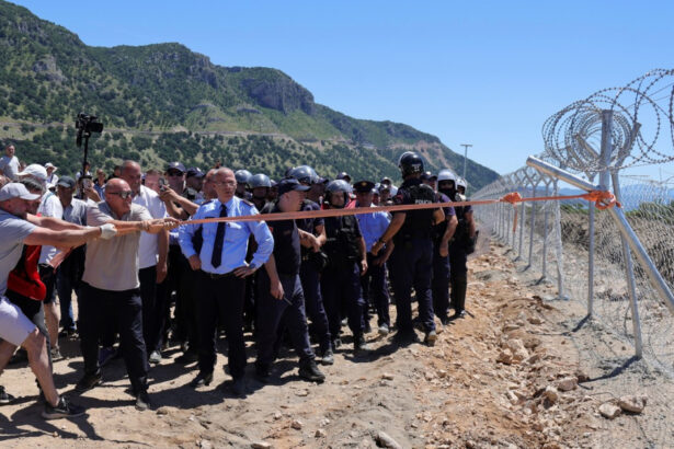 protestatarii albanezi au smuls gardurile santierului unde familia trump urmeaza sa construiasca un resort turistic de lux 6a2e6b95d9d37