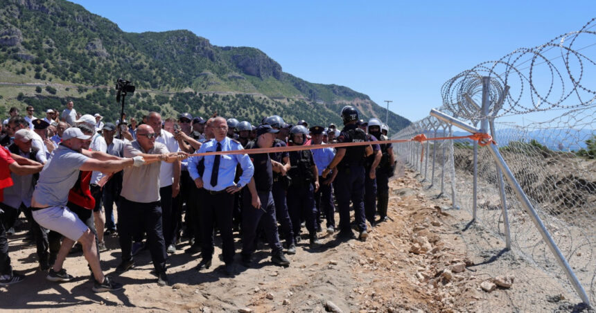 protestatarii albanezi au smuls gardurile santierului unde familia trump urmeaza sa construiasca un resort turistic de lux 6a2e6b95d9d37
