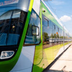 un tramvai a deraiat pe bulevardul preciziei din bucuresti dupa ce a fost lovit de un tir circulatie blocata in zona 6a32d498e1700