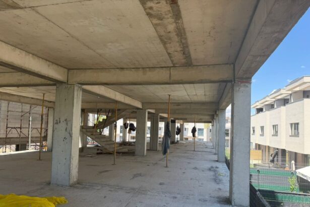 video aberant un investitor continua lucrarile la un bloc din constanta desi vecinii au obtinut suspendarea autorizatiei de construire 6a38681b86fbb