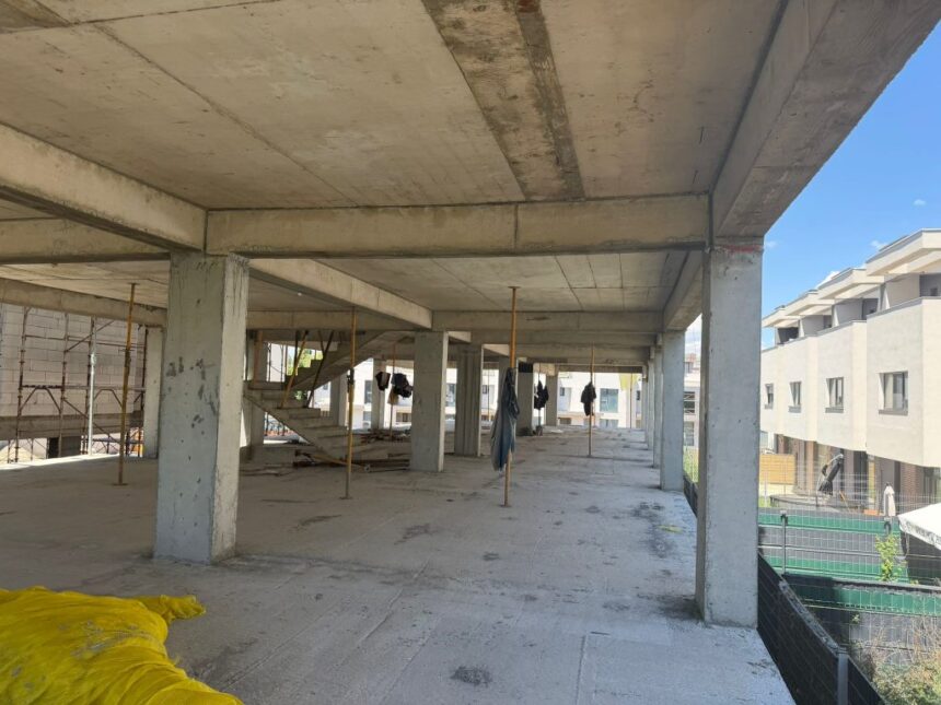 video aberant un investitor continua lucrarile la un bloc din constanta desi vecinii au obtinut suspendarea autorizatiei de construire 6a38681b86fbb