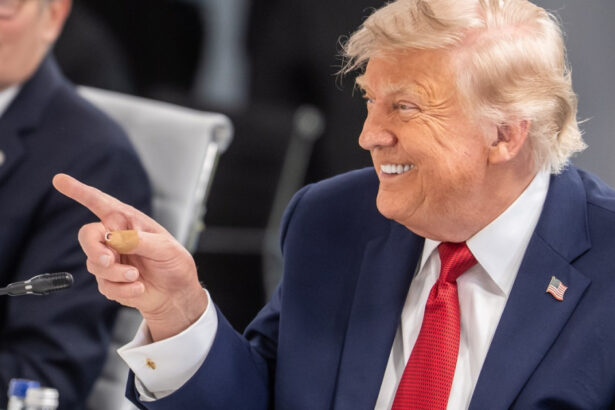 video eu sunt seful le a transmis donald trump liderilor adunati la summitul g7 cum au reactionat cei din sala 6a32917c78c5e