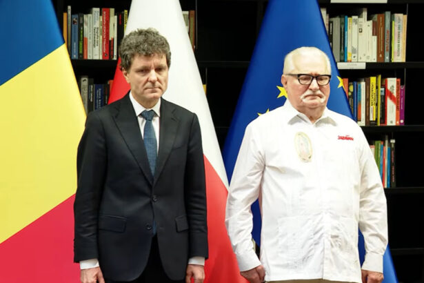 video fostul presedinte polonez lech walesa decorat de nicusor dan societatile noastre au nevoie de modele 6a3d55b395920